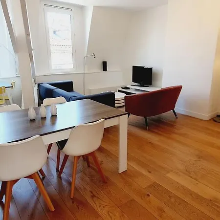 Hyper Centre 6 Pax Apartment *